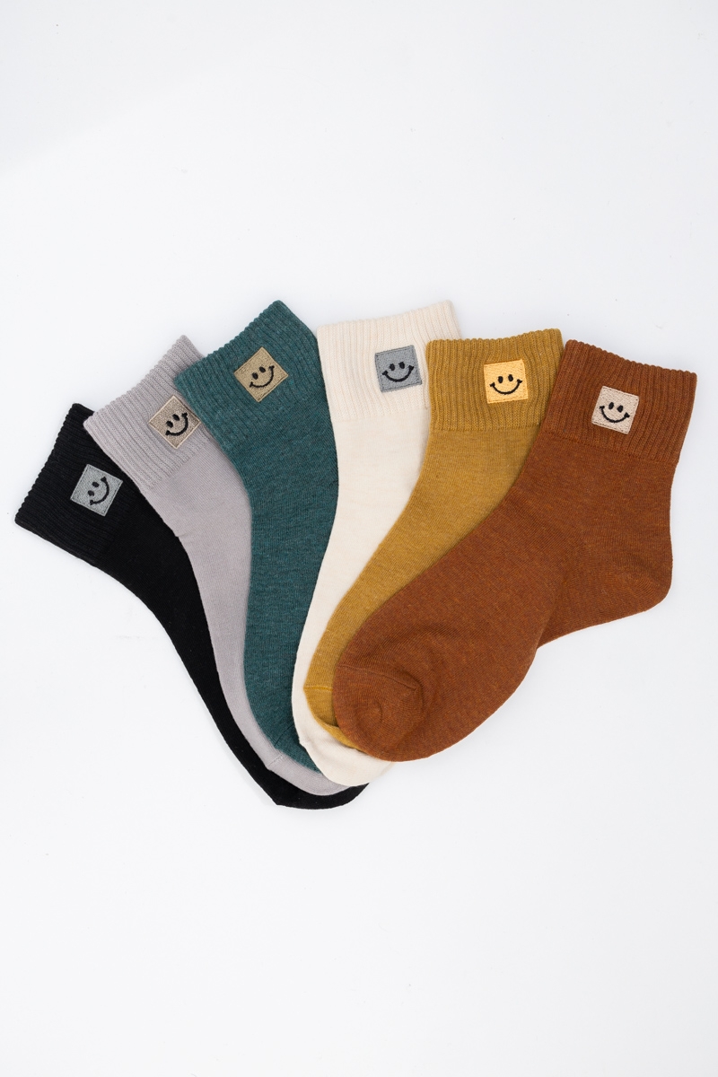 Fun smiley embroidered socks all color stock casual stylish
