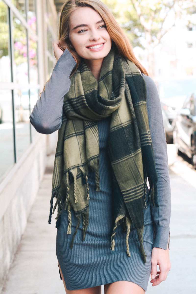 Shop Oversized Flannel Tassel Scarf in Bulk | Women Scarves Wholesale | Leto Wholesale