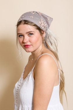 Feminine Lace Headscarf – Vintage Floral Charm