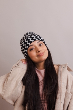Soft Textured Zigzag Beanie – Perfect Cold-Weather Accessory 🍂✨