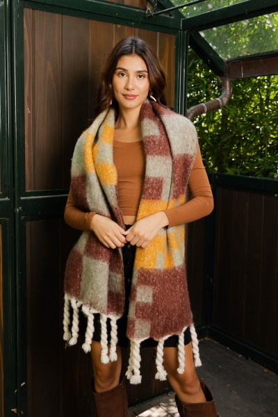 Winter-Ready Multi-Colored Checkered Scarf with Tassels &ndash; Chic & Cozy
