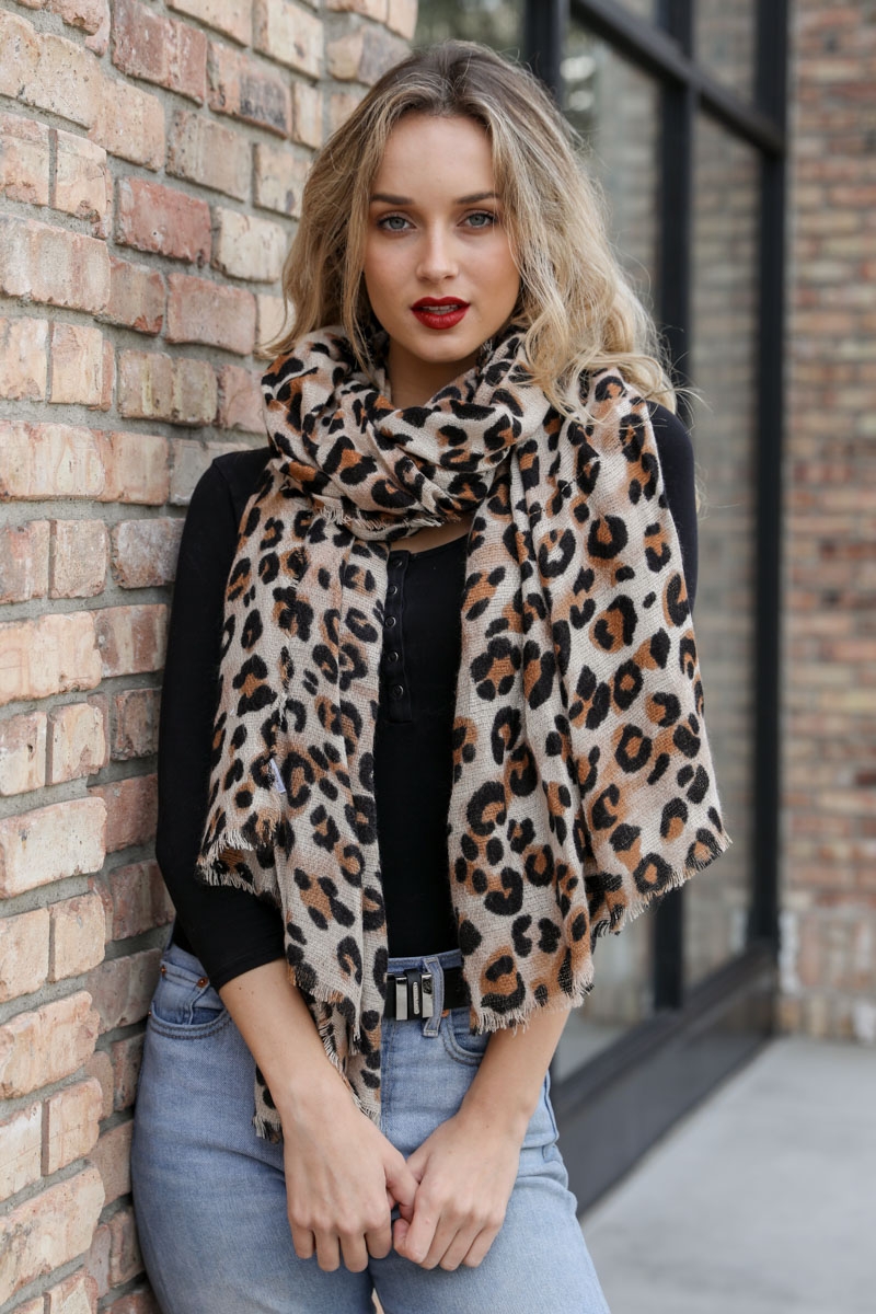 Chic leopard print scarf featuring a classic design for versatile styling.