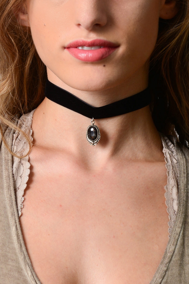 Buy Stunning Velvet Finish Vintage Jewel Pendant Choker Bulk | Fashion Jewelries Wholesale Supplier | Leto Wholesale