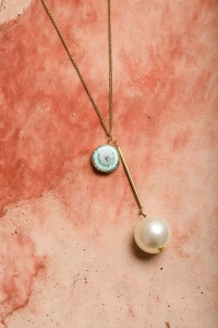 Chic Gem and Pearl Pendant Necklace – Modern Elegance